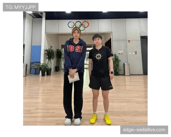孙颖莎训练完偷偷吃炸鸡被拍,这自律人设崩得我好心疼 孙颖莎训练完偷偷吃炸鸡被拍,这自律人设崩得我好心疼