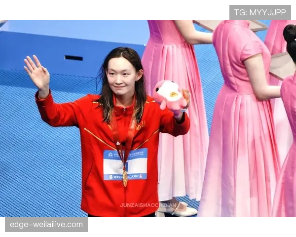 李冰洁穿拖鞋去买早餐,手里那只包亮到我当场怀疑世界观 李冰洁穿拖鞋去买早餐,手里那只包亮到我当场怀疑世界观